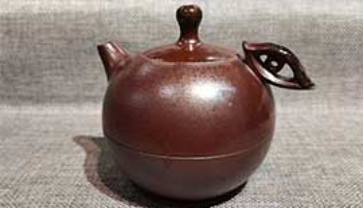 坭興陶在其發展過程中，如何逐步地成長成為現在茶文化的代表和象征的呢