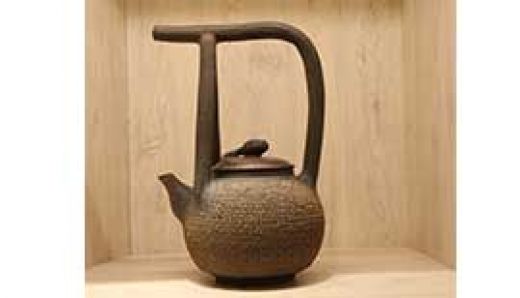 每一個喜歡坭興陶茶壺的人，都有一把心愛的提梁壺